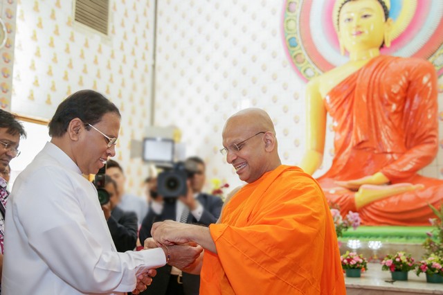 president-visits-brickfields-buddhist-temple-www-nethnews-lk002